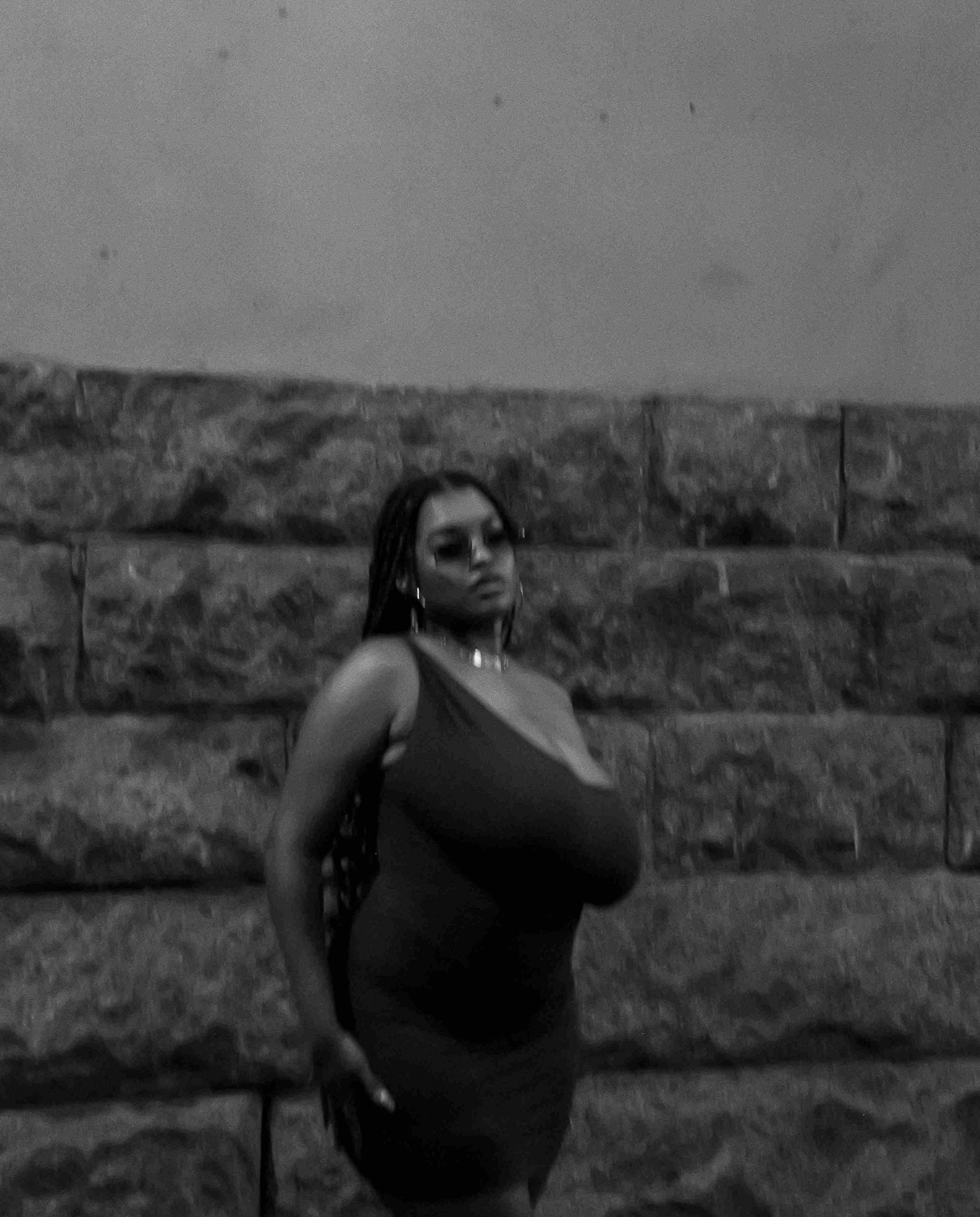 Tonii is at her sultry and intoxicating best on new sapphic love song 'talk me thru it' 