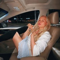 Esthy_-_car