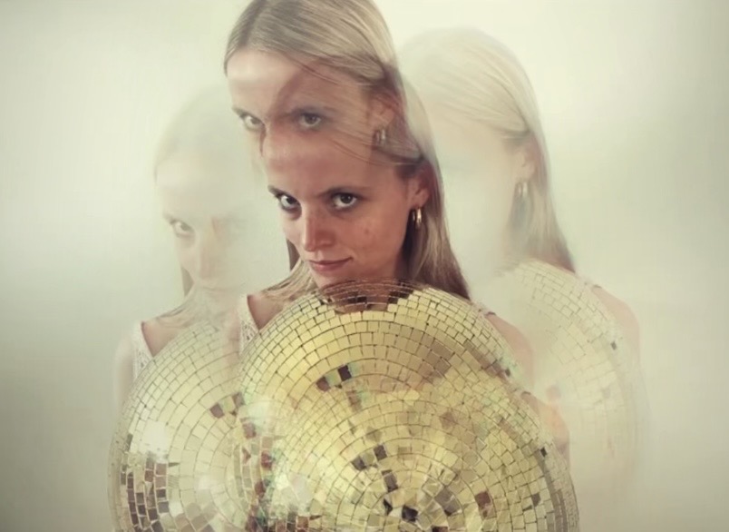 We had a chat with vibrant rising artist Emilie Reid following the release of her synth-laden and cinematic new single 'House of the Silent' 