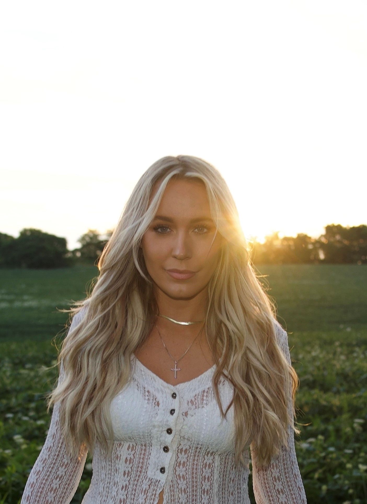 ‘Chasing Sunsets' is a soaring and uplifting new country single from Elyse Saunders